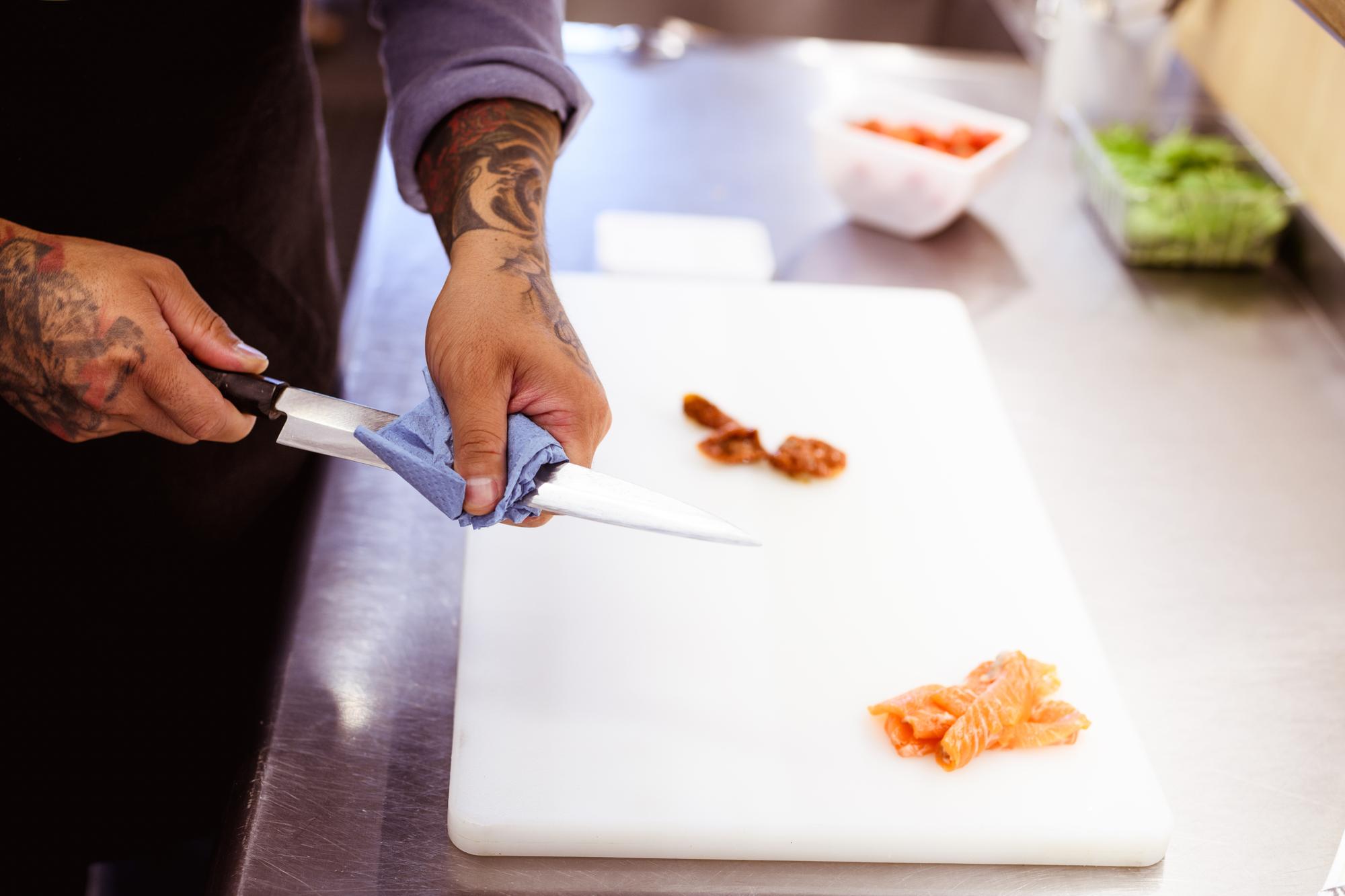 Chef che mostra tecnica di taglio